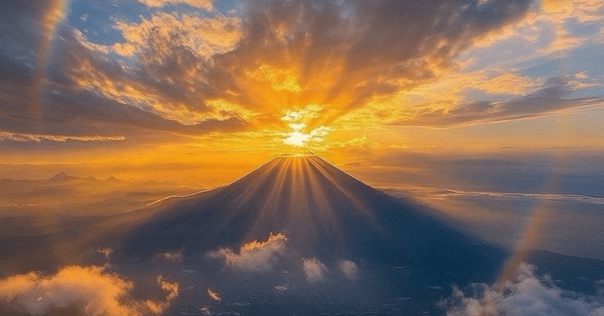 雲海の上に昇る朝日と山